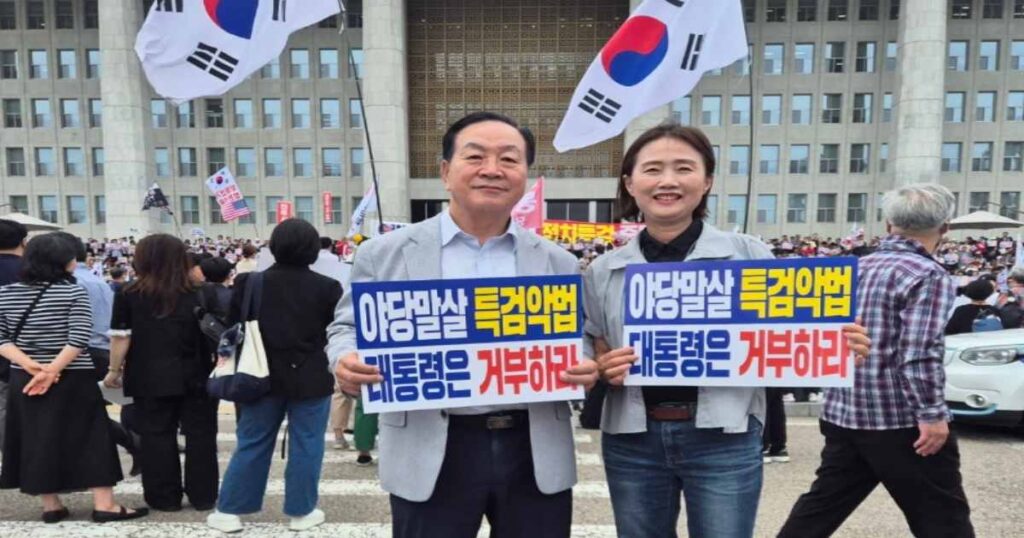 한기호 의원과 김은경 화천이좋다 네이버 밴드 운영자