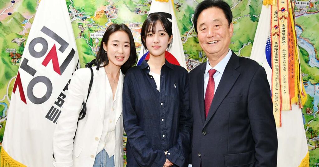 이 기사 주인공 화천군 사내면 박채원(가운데)양과 최문순 화천군수(이미지출처-화천군)