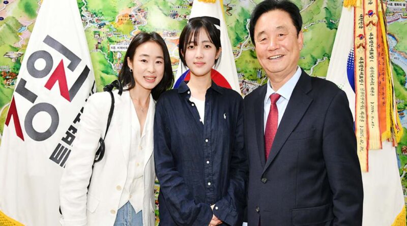 이 기사 주인공 화천군 사내면 박채원(가운데)양과 최문순 화천군수(이미지출처-화천군)